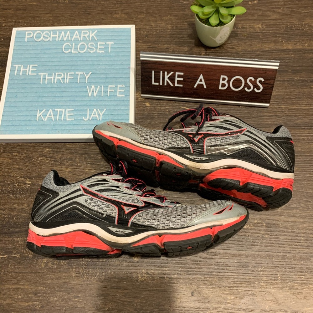 Mizuno Running / hiking / Athletic Shoes Pink & Grey Size 8